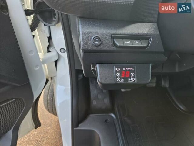 Белый Рено Трафик, объемом двигателя 2 л и пробегом 65 тыс. км за 29950 $, фото 28 на Automoto.ua