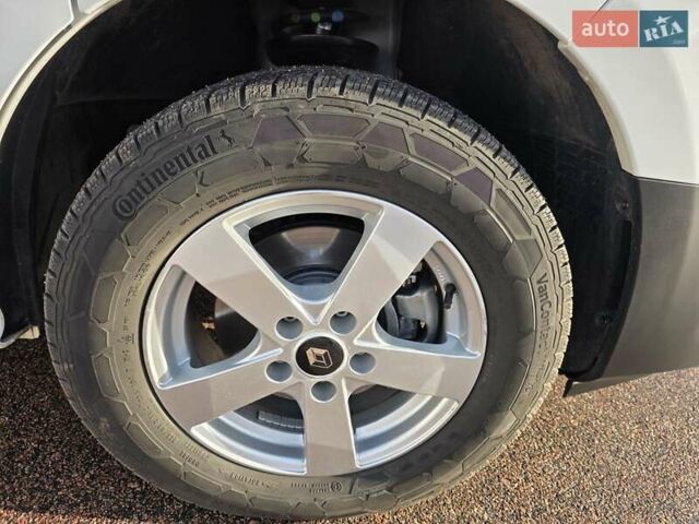 Белый Рено Трафик, объемом двигателя 2 л и пробегом 65 тыс. км за 29950 $, фото 74 на Automoto.ua