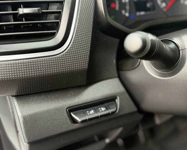 Белый Рено Трафик, объемом двигателя 2 л и пробегом 63 тыс. км за 32650 $, фото 85 на Automoto.ua