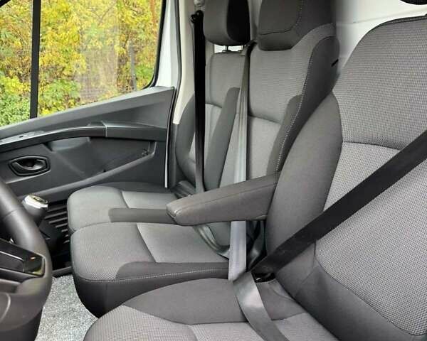 Білий Рено Трафік, об'ємом двигуна 2 л та пробігом 30 тис. км за 24990 $, фото 46 на Automoto.ua
