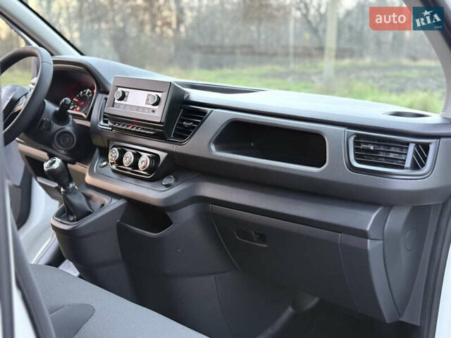 Белый Рено Трафик, объемом двигателя 2 л и пробегом 61 тыс. км за 22550 $, фото 24 на Automoto.ua