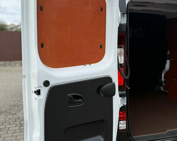 Белый Рено Трафик, объемом двигателя 2 л и пробегом 63 тыс. км за 32650 $, фото 66 на Automoto.ua