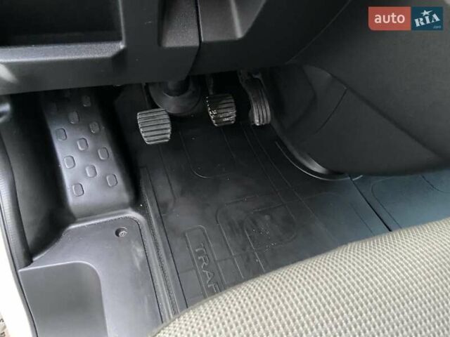Білий Рено Трафік, об'ємом двигуна 2 л та пробігом 77 тис. км за 21798 $, фото 70 на Automoto.ua