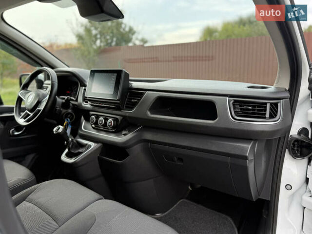 Белый Рено Трафик, объемом двигателя 2 л и пробегом 63 тыс. км за 32650 $, фото 79 на Automoto.ua