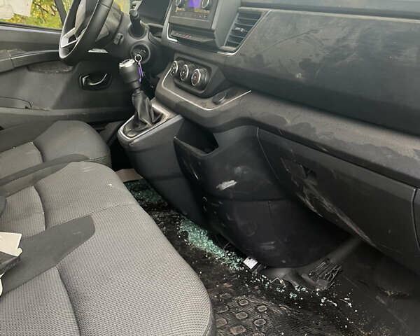 Білий Рено Трафік, об'ємом двигуна 0 л та пробігом 33 тис. км за 26300 $, фото 5 на Automoto.ua