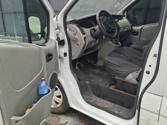 Белый Рено Трафик, объемом двигателя 2 л и пробегом 430 тыс. км за 5900 $, фото 1 на Automoto.ua