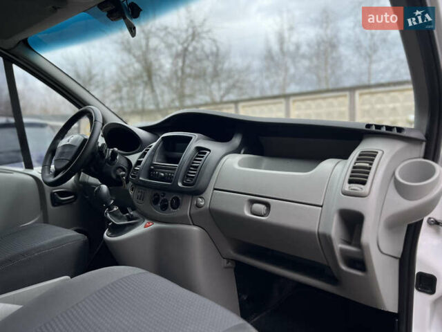 Белый Рено Трафик, объемом двигателя 2 л и пробегом 256 тыс. км за 11300 $, фото 47 на Automoto.ua