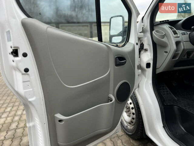 Белый Рено Трафик, объемом двигателя 2 л и пробегом 256 тыс. км за 11300 $, фото 41 на Automoto.ua
