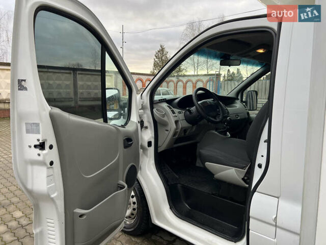 Белый Рено Трафик, объемом двигателя 2 л и пробегом 256 тыс. км за 11300 $, фото 39 на Automoto.ua