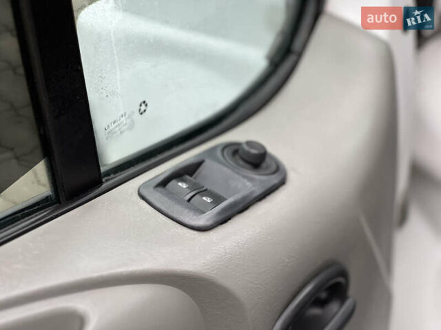 Белый Рено Трафик, объемом двигателя 2 л и пробегом 256 тыс. км за 11300 $, фото 40 на Automoto.ua