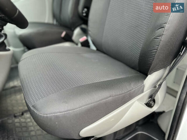 Белый Рено Трафик, объемом двигателя 2 л и пробегом 256 тыс. км за 11300 $, фото 50 на Automoto.ua