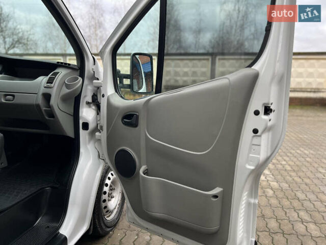 Белый Рено Трафик, объемом двигателя 2 л и пробегом 256 тыс. км за 11300 $, фото 45 на Automoto.ua