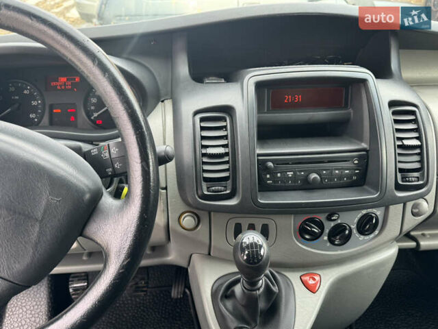 Білий Рено Трафік, об'ємом двигуна 2 л та пробігом 157 тис. км за 11000 $, фото 9 на Automoto.ua