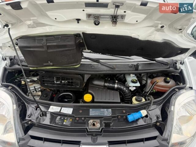 Белый Рено Трафик, объемом двигателя 2 л и пробегом 196 тыс. км за 16700 $, фото 17 на Automoto.ua