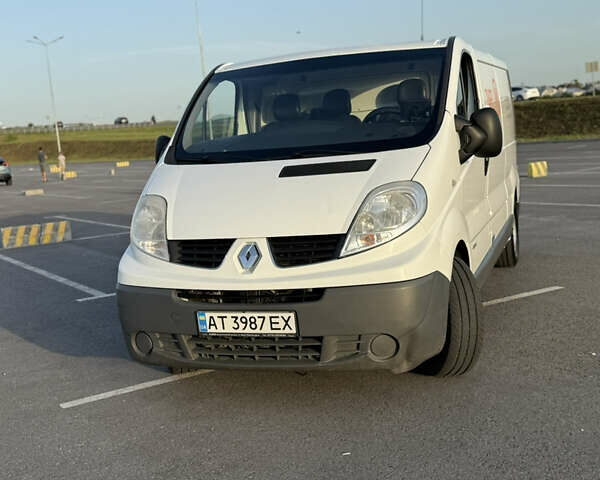 Білий Рено Трафік, об'ємом двигуна 2 л та пробігом 250 тис. км за 14500 $, фото 1 на Automoto.ua
