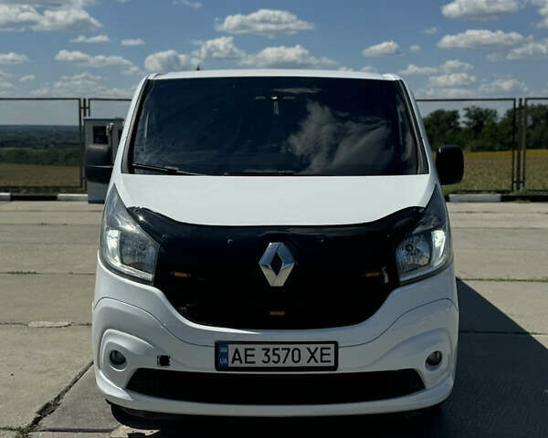 Белый Рено Трафик, объемом двигателя 1.6 л и пробегом 250 тыс. км за 15000 $, фото 2 на Automoto.ua