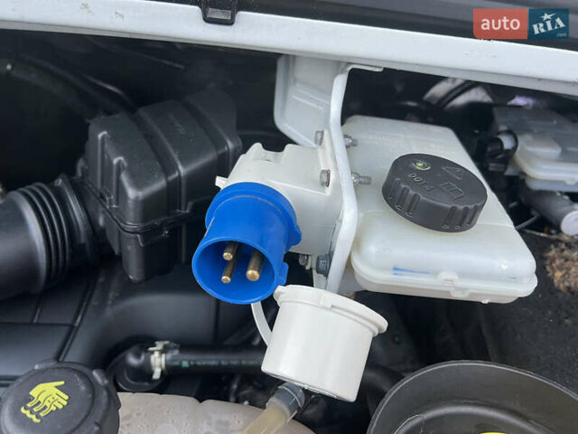 Белый Рено Трафик, объемом двигателя 1.6 л и пробегом 217 тыс. км за 16400 $, фото 5 на Automoto.ua