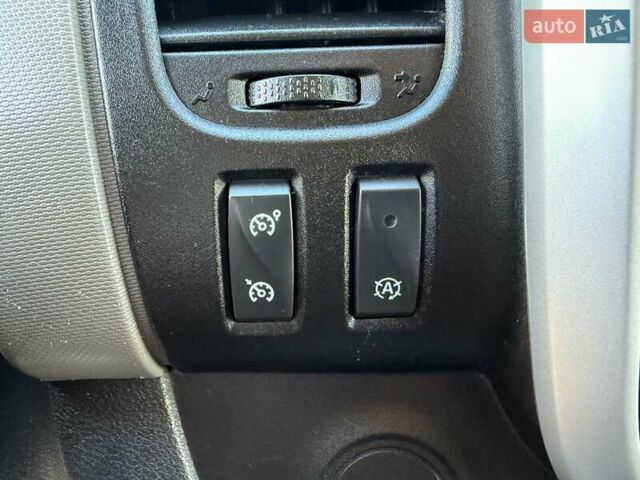 Белый Рено Трафик, объемом двигателя 1.6 л и пробегом 219 тыс. км за 19700 $, фото 51 на Automoto.ua