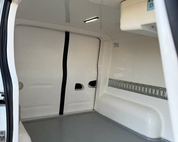 Белый Рено Трафик, объемом двигателя 1.6 л и пробегом 219 тыс. км за 19700 $, фото 23 на Automoto.ua