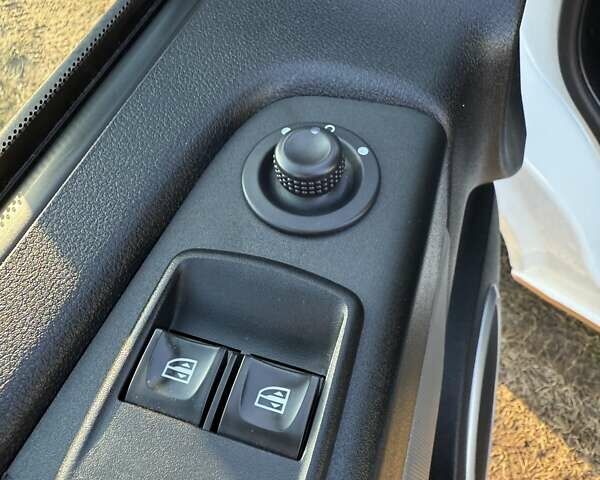 Белый Рено Трафик, объемом двигателя 1.6 л и пробегом 219 тыс. км за 19700 $, фото 44 на Automoto.ua