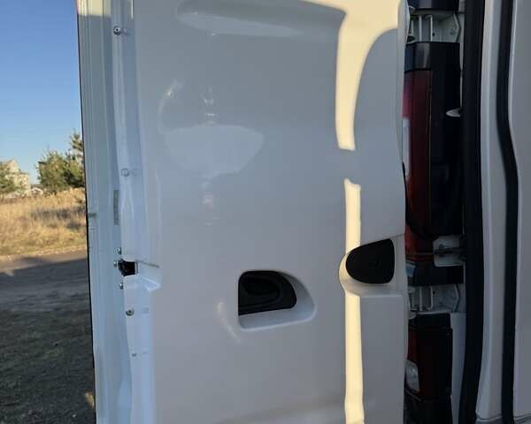 Белый Рено Трафик, объемом двигателя 1.6 л и пробегом 219 тыс. км за 19700 $, фото 28 на Automoto.ua