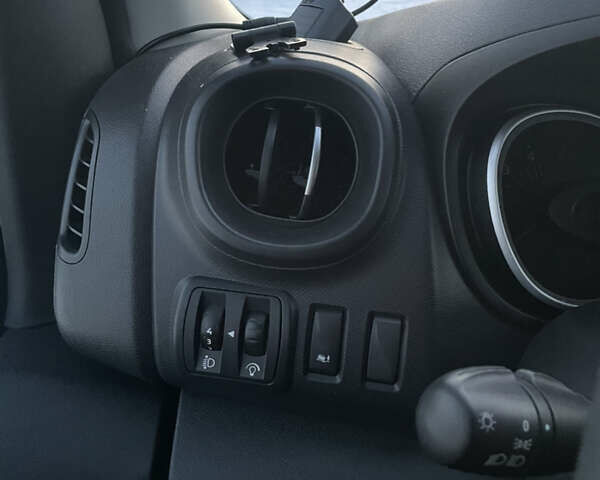 Білий Рено Трафік, об'ємом двигуна 2 л та пробігом 105 тис. км за 22500 $, фото 20 на Automoto.ua