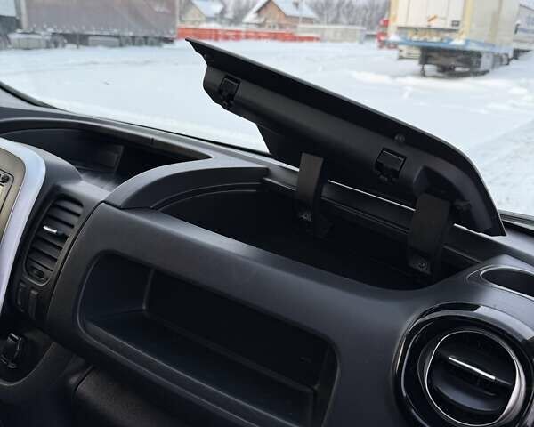 Белый Рено Трафик, объемом двигателя 2 л и пробегом 170 тыс. км за 21650 $, фото 35 на Automoto.ua