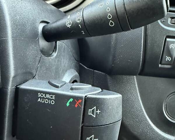 Белый Рено Трафик, объемом двигателя 2 л и пробегом 170 тыс. км за 21650 $, фото 40 на Automoto.ua