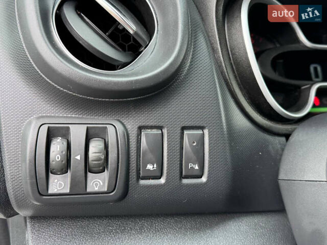 Белый Рено Трафик, объемом двигателя 2 л и пробегом 185 тыс. км за 17999 $, фото 50 на Automoto.ua