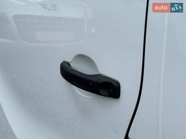 Белый Рено Трафик, объемом двигателя 2 л и пробегом 185 тыс. км за 17999 $, фото 26 на Automoto.ua