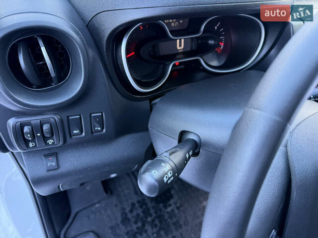 Білий Рено Трафік, об'ємом двигуна 2 л та пробігом 251 тис. км за 20900 $, фото 26 на Automoto.ua