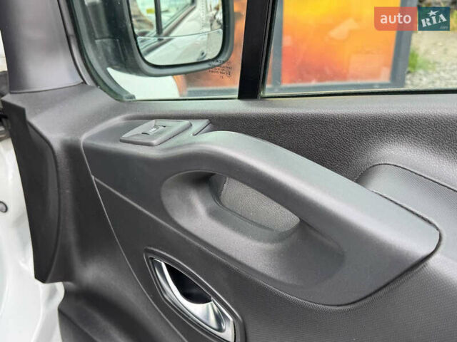 Белый Рено Трафик, объемом двигателя 2 л и пробегом 185 тыс. км за 17999 $, фото 39 на Automoto.ua