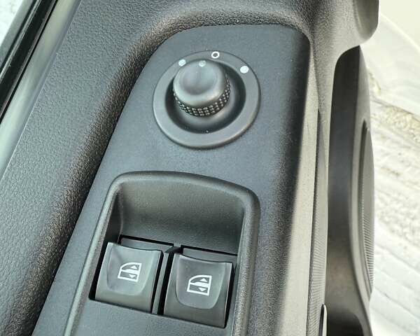 Белый Рено Трафик, объемом двигателя 2 л и пробегом 170 тыс. км за 21650 $, фото 33 на Automoto.ua