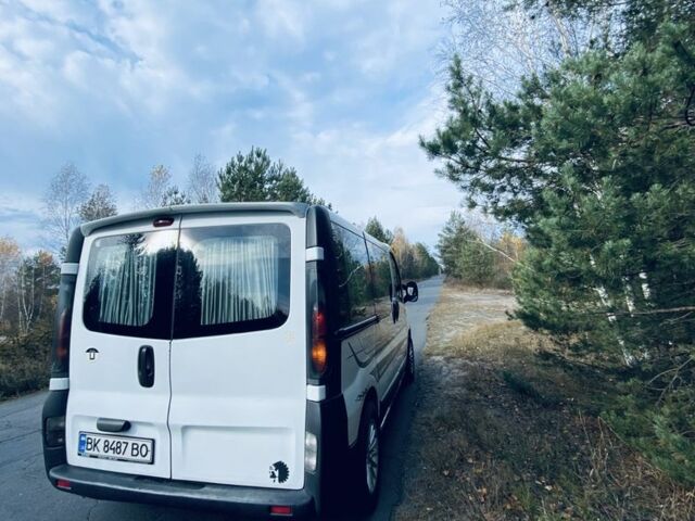 Белый Рено Трафик, объемом двигателя 1.9 л и пробегом 350 тыс. км за 7500 $, фото 2 на Automoto.ua