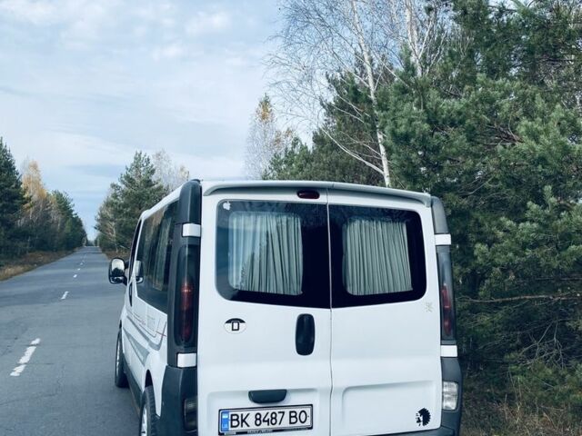 Белый Рено Трафик, объемом двигателя 1.9 л и пробегом 350 тыс. км за 7500 $, фото 1 на Automoto.ua