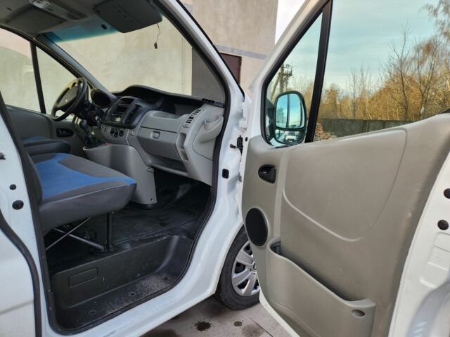 Белый Рено Трафик, объемом двигателя 2 л и пробегом 232 тыс. км за 12500 $, фото 4 на Automoto.ua