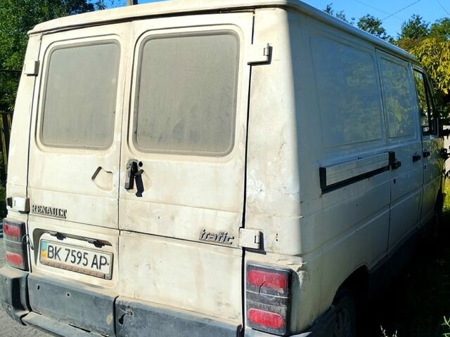 Білий Рено Трафік, об'ємом двигуна 2.5 л та пробігом 350 тис. км за 1900 $, фото 3 на Automoto.ua