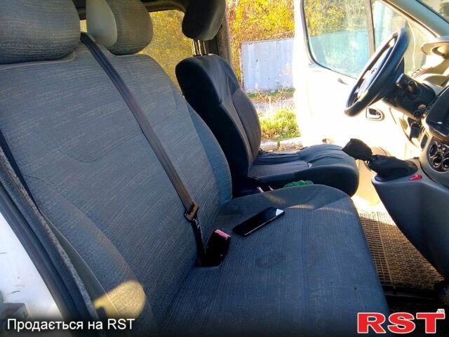 Белый Рено Трафик, объемом двигателя 1.9 л и пробегом 250 тыс. км за 6500 $, фото 4 на Automoto.ua