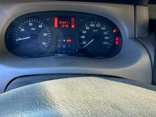 Белый Рено Трафик, объемом двигателя 1.9 л и пробегом 329 тыс. км за 7400 $, фото 6 на Automoto.ua