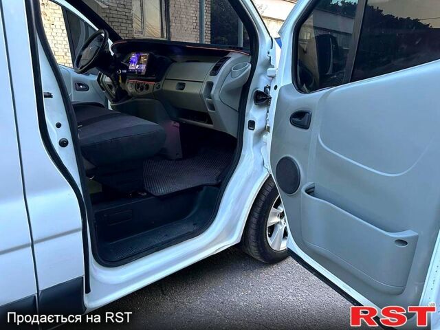 Белый Рено Трафик, объемом двигателя 1.9 л и пробегом 250 тыс. км за 8000 $, фото 6 на Automoto.ua