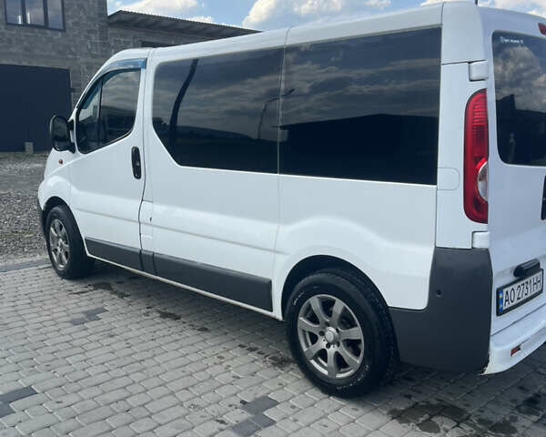 Белый Рено Трафик, объемом двигателя 2 л и пробегом 370 тыс. км за 8500 $, фото 3 на Automoto.ua