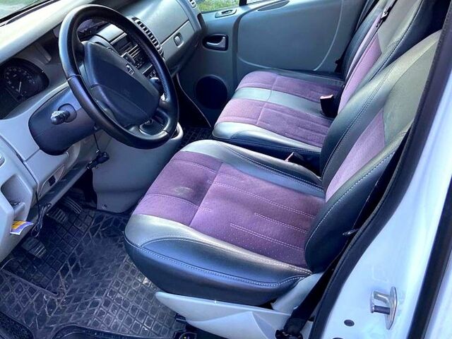 Белый Рено Трафик, объемом двигателя 2 л и пробегом 330 тыс. км за 8700 $, фото 2 на Automoto.ua