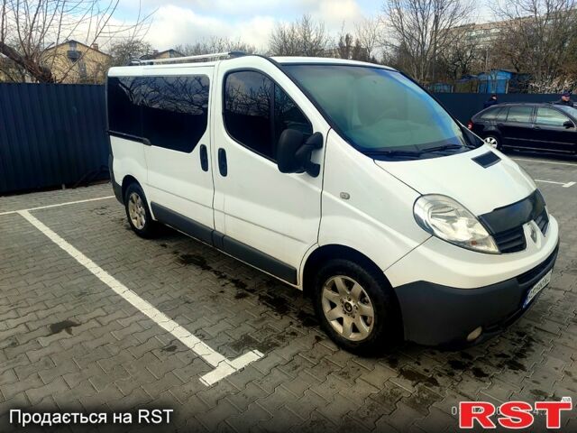 Белый Рено Трафик, объемом двигателя 2 л и пробегом 325 тыс. км за 10800 $, фото 1 на Automoto.ua