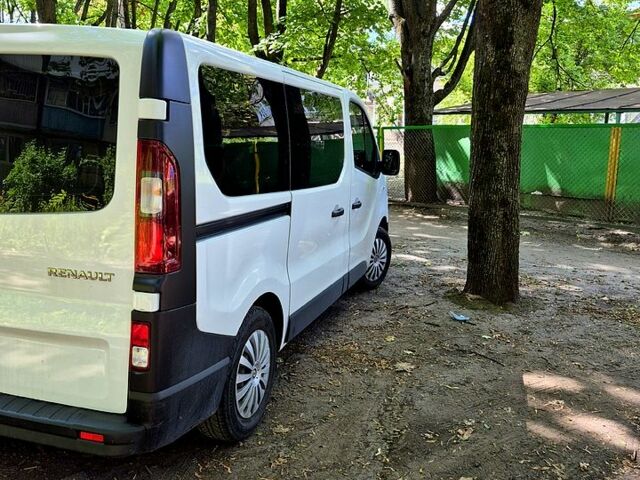 Белый Рено Трафик, объемом двигателя 1.6 л и пробегом 320 тыс. км за 15000 $, фото 2 на Automoto.ua