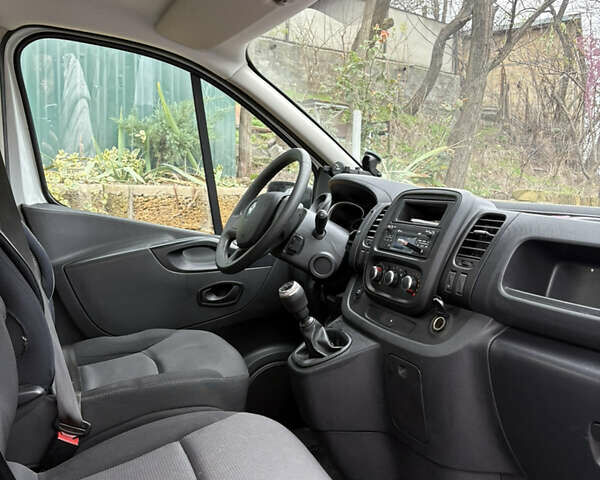 Белый Рено Трафик, объемом двигателя 2 л и пробегом 199 тыс. км за 23300 $, фото 5 на Automoto.ua