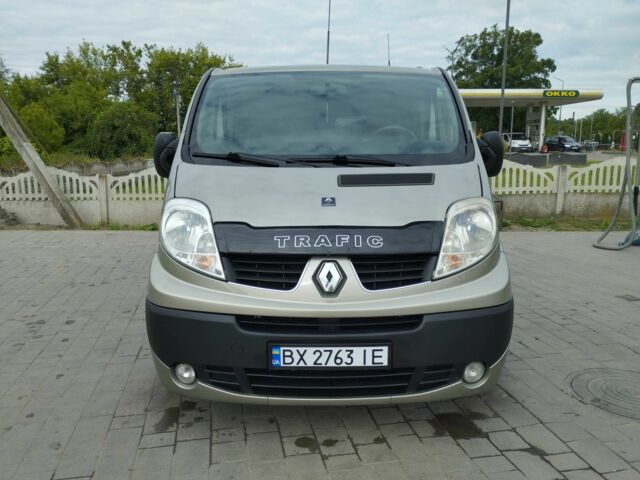 Бежевый Рено Трафик, объемом двигателя 2 л и пробегом 257 тыс. км за 13800 $, фото 1 на Automoto.ua
