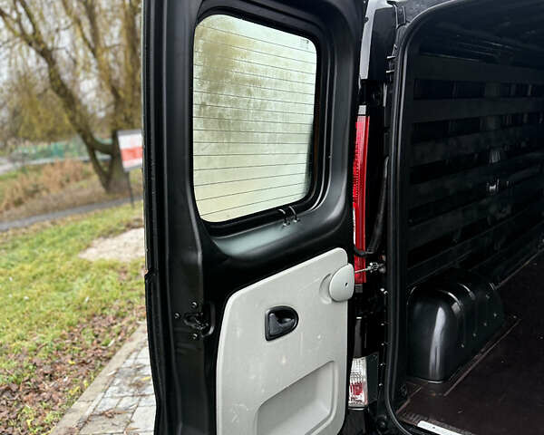 Чорний Рено Трафік, об'ємом двигуна 2 л та пробігом 301 тис. км за 12700 $, фото 33 на Automoto.ua