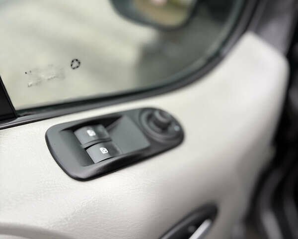 Чорний Рено Трафік, об'ємом двигуна 2 л та пробігом 301 тис. км за 12700 $, фото 16 на Automoto.ua