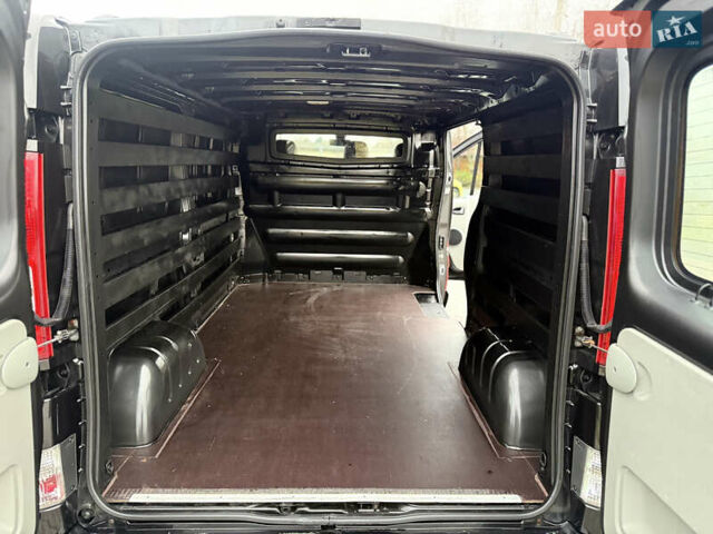 Чорний Рено Трафік, об'ємом двигуна 2 л та пробігом 301 тис. км за 12700 $, фото 31 на Automoto.ua