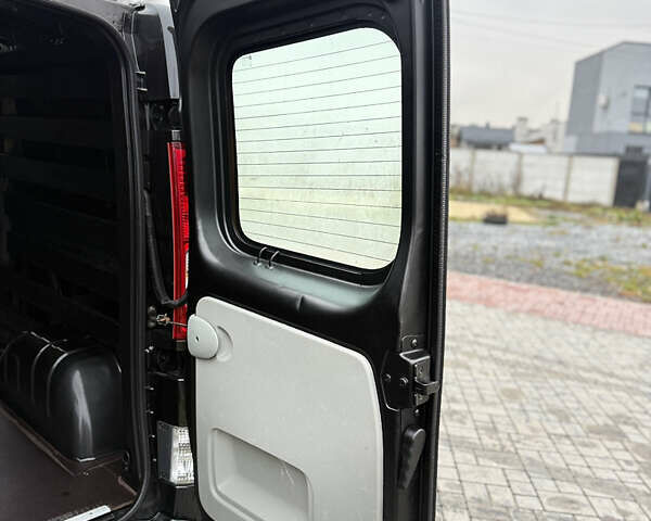 Чорний Рено Трафік, об'ємом двигуна 2 л та пробігом 301 тис. км за 12700 $, фото 32 на Automoto.ua